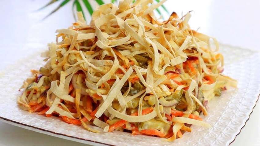 Цей бюджетний салат з плавлених сирків стає головною зіркою новорічного столу – прості продукти, а вигляд і смак “ресторанні”