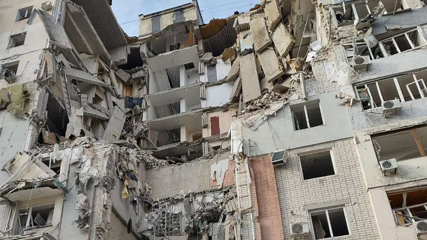 Окупанти скинули авіабомбу по житловому будинку в Херсоні: є загиблі (ОНОВЛЕНО)