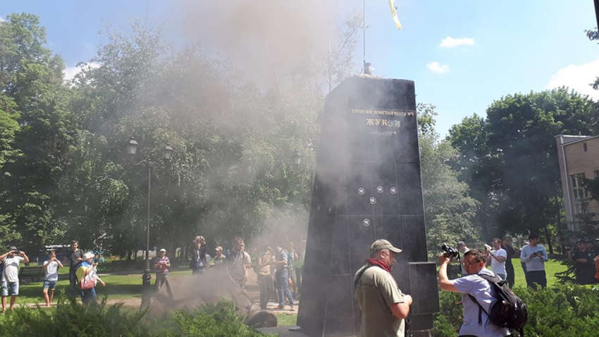 Противостояние в Харькове: кому выгодна атака на памятник и съезд «партии мэров»