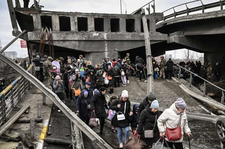 Під час евакуації з Ірпеня окупанти вбили вісьмох людей: серед них є діти Під час евакуації з Ірпеня окупанти вбили вісьмох людей: серед них є діти