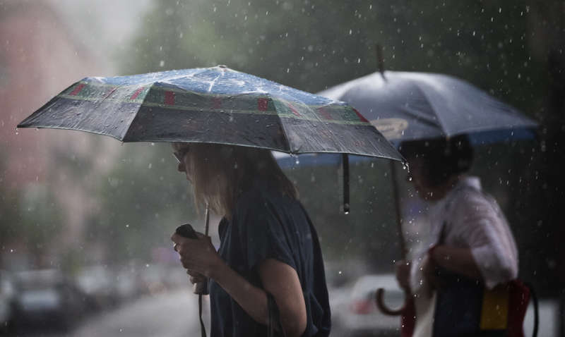 Завтра в Україні очікуються значні дощі і грози