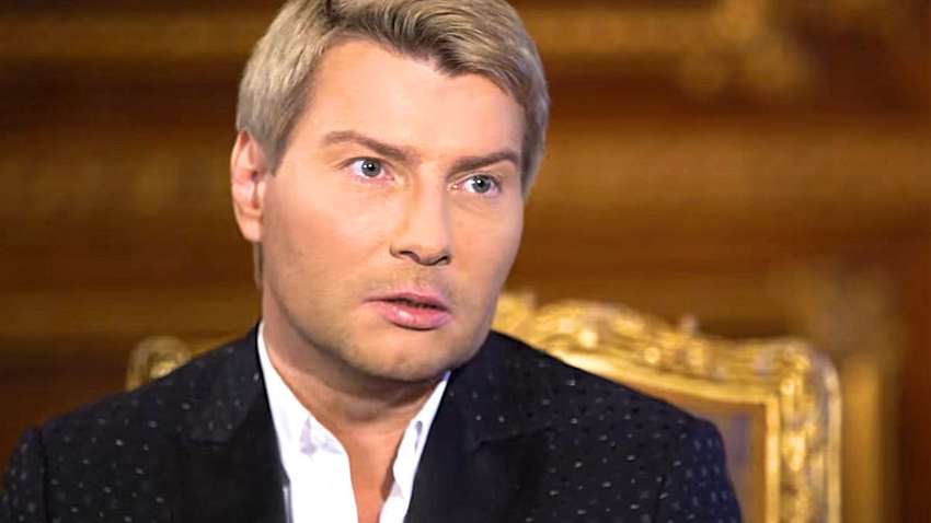 Установка вистрілила в обличчя: російського співака мало не спалили під час концерту Установка вистрілила в обличчя: російського співака мало не спалили під час концерту