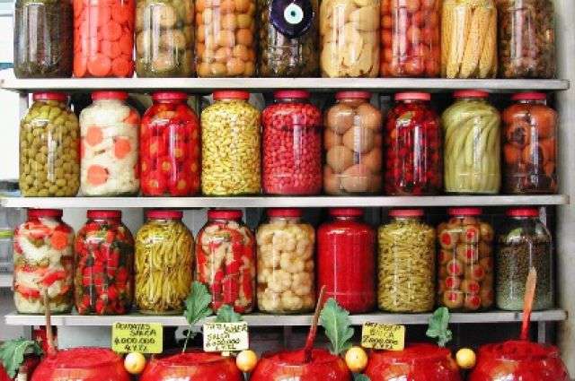 Украинцев предупредили о смертельном ботулизме в консервации