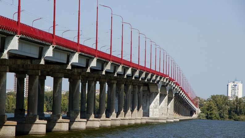 У Дніпрі чоловік стрибнув з Центрального мосту (ВІДЕО)