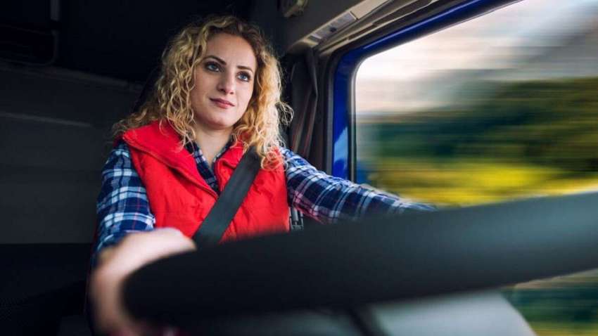 Вся надежда на женщин: на какие востребованные профессии предлагают переучиваться