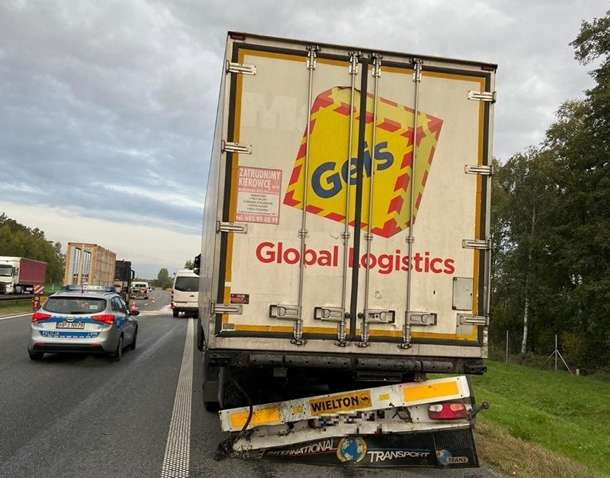 У Польщі мікроавтобус з українцями зіткнувся з вантажівкою: є постраждалі (ФОТО) У Польщі мікроавтобус з українцями зіткнувся з вантажівкою: є постраждалі (ФОТО)