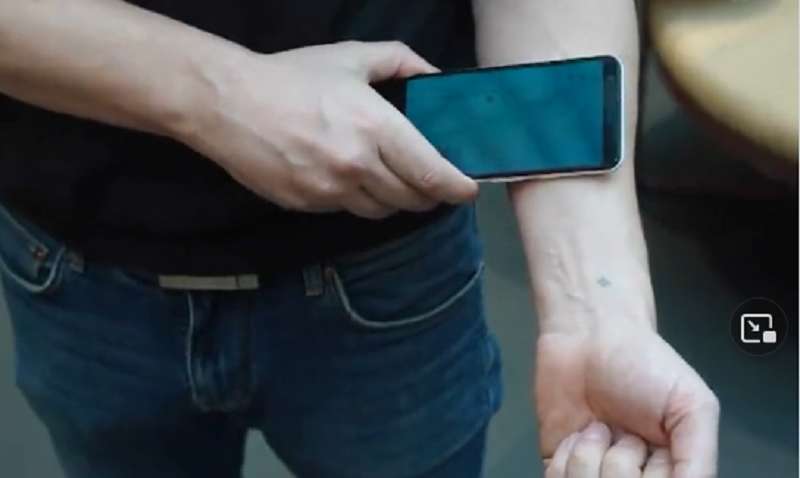 У Швеції показали COVID-паспорт у вигляді мікрочіпа, який вживлюють під шкіру (ВІДЕО)