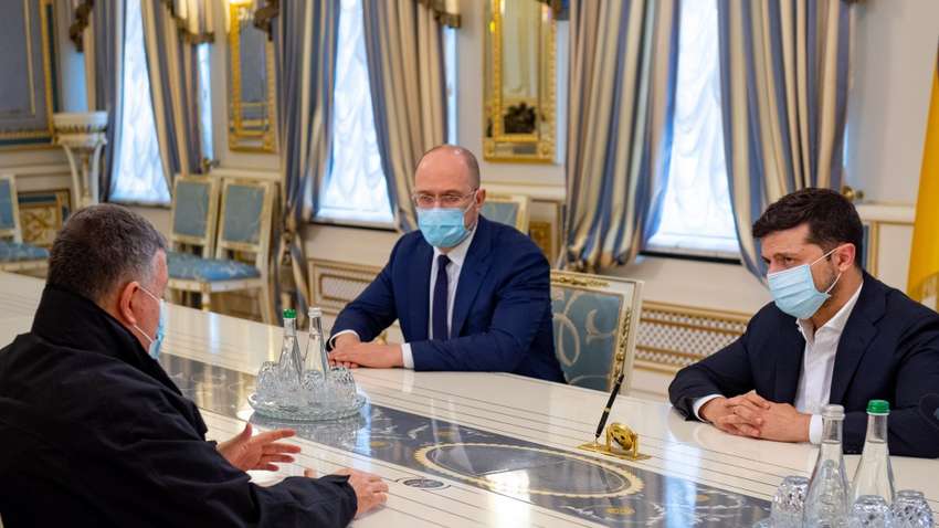 Зеленский вызвал "на ковер" Авакова из-за перестрелки в Броварах Зеленский вызвал "на ковер" Авакова из-за перестрелки в Броварах