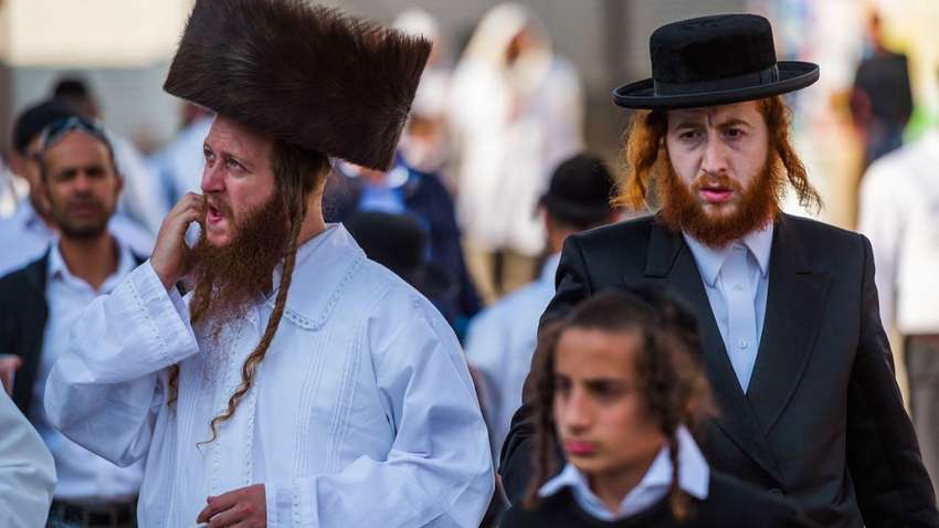 "Штурм" Умани: появилось видео, как хасидов с чемоданами встречает разъяренная толпа 