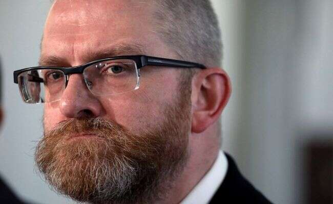 Кандидат в президенты Польши сорвал с мэрии флаг Украины: детали инцидента Кандидат в президенты Польши сорвал с мэрии флаг Украины: детали инцидента