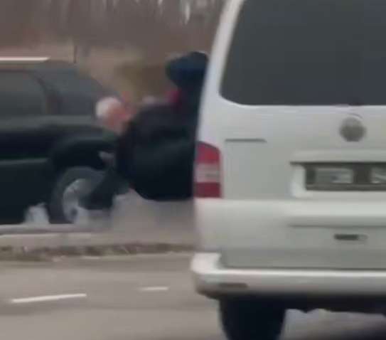 У Дніпрі закривавлений чоловік вистрибнув на ходу з бусика ТЦК: військові прояснили ситуацію (відео)