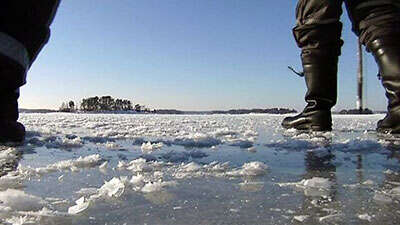 На Чернігівщині сталася трагедія: троє малолітніх дітей провалилися під лід На Чернігівщині сталася трагедія: троє малолітніх дітей провалилися під лід
