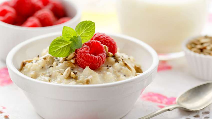 Диетолог объяснила, почему нельзя завтракать только кашей