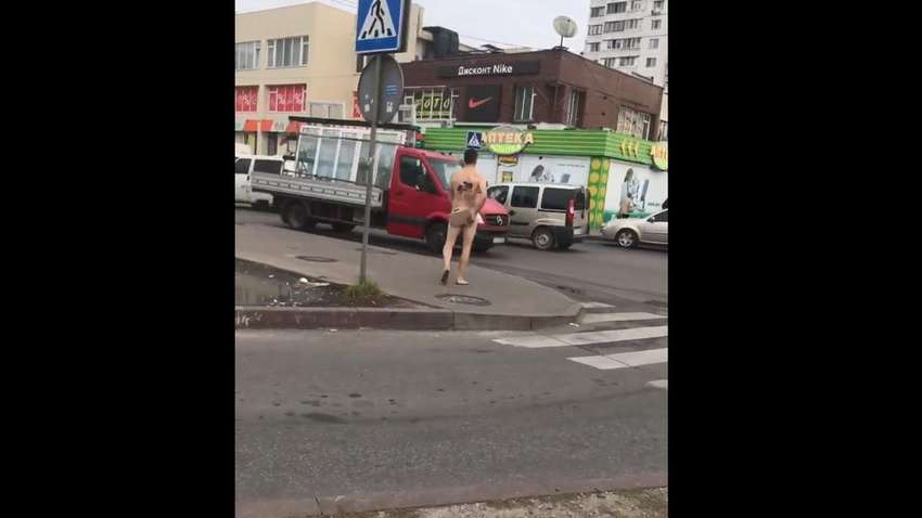 В Киеве был замечен обнаженный мужчина - в соцсетях задали вопрос "Почему не в маске" В Киеве был замечен обнаженный мужчина - в соцсетях задали вопрос "Почему не в маске"