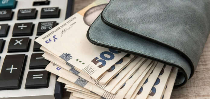 Зарплати чиновників зросли на майже 50%: хто отримує найбільше Зарплати чиновників зросли на майже 50%: хто отримує найбільше