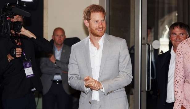 Принц Гарри подал в суд на британские таблоиды за телефонное хакерство