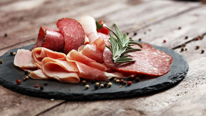 Від яких продуктів варто відмовитися в жарку погоду