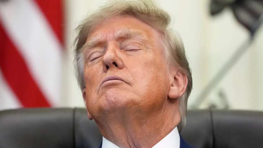 Трамп уснул в "исторический день" в Белом доме: курьезное видео из Овального кабинета Трамп уснул в "исторический день" в Белом доме: курьезное видео из Овального кабинета