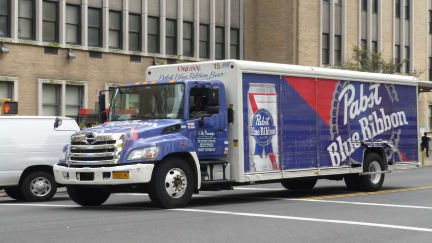 Вкрали 34 тисячі банок пива: Pabst Blue Ribbon оголосила полювання на викрадачів
