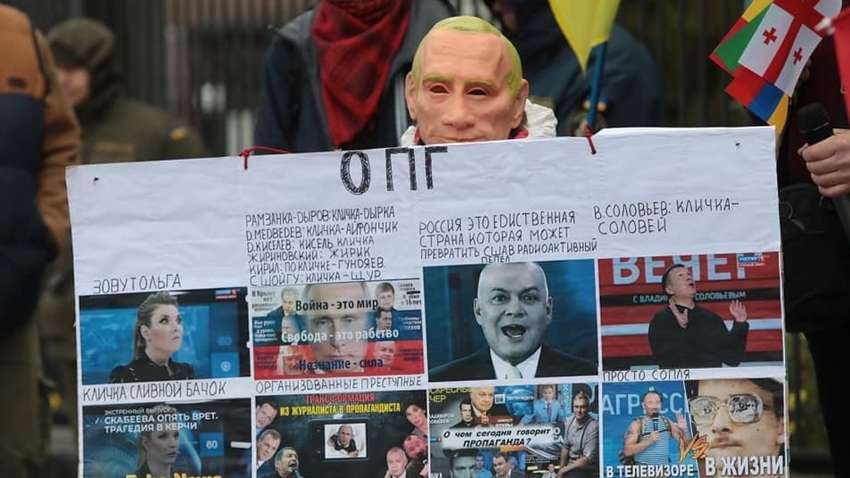 В Киеве под посольством России Путина превратили в зэка 