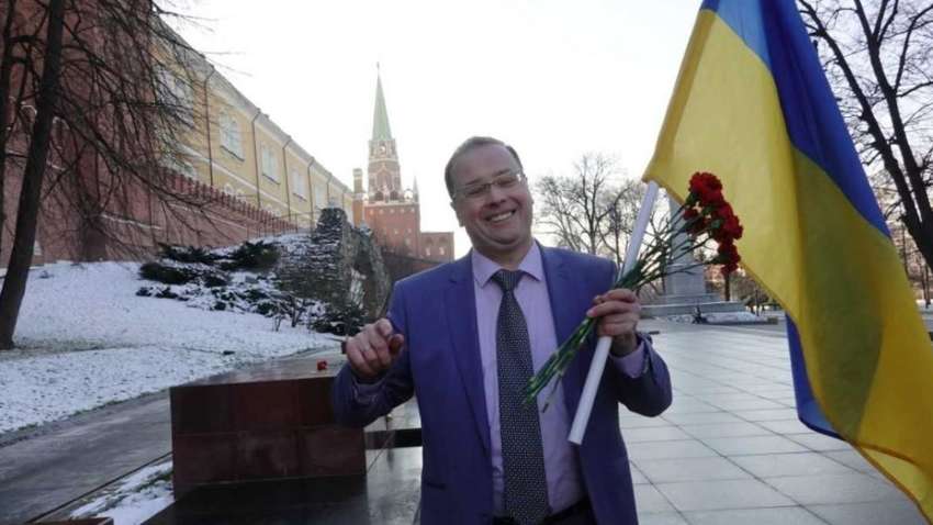 Под Кремлем россиянин устроил пикет с требованием остановить пропаганду войны против Украины Под Кремлем россиянин устроил пикет с требованием остановить пропаганду войны против Украины