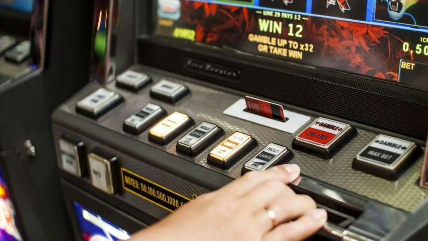 Правоохоронці сьогодні зупинили роботу більше п'яти тисяч гральних закладів в Україні