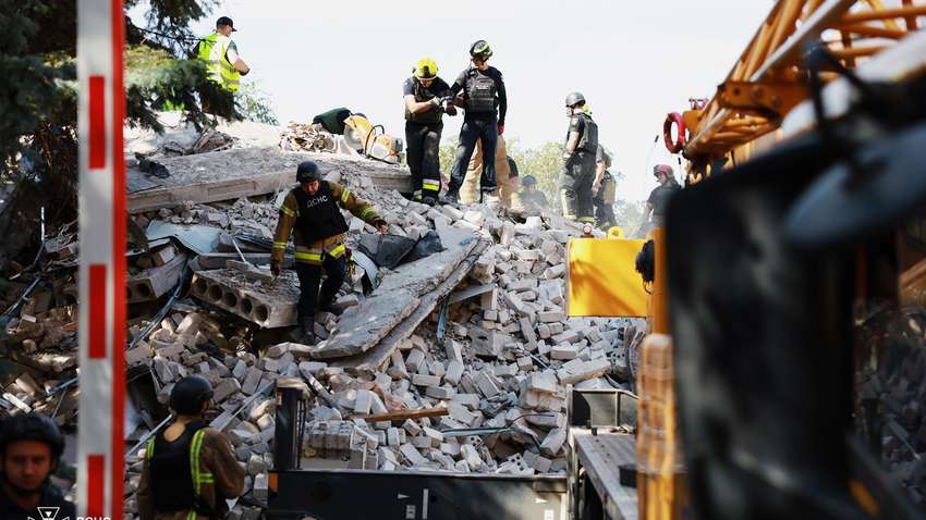 Из-под завалов админздания в Кривом Роге извлекли еще два тела Из-под завалов админздания в Кривом Роге извлекли еще два тела