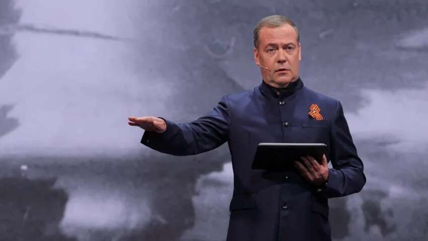 «Можно долбить по бандеровским нычкам»: Медведев снова запугивает Украину и США «Можно долбить по бандеровским нычкам»: Медведев снова запугивает Украину и США