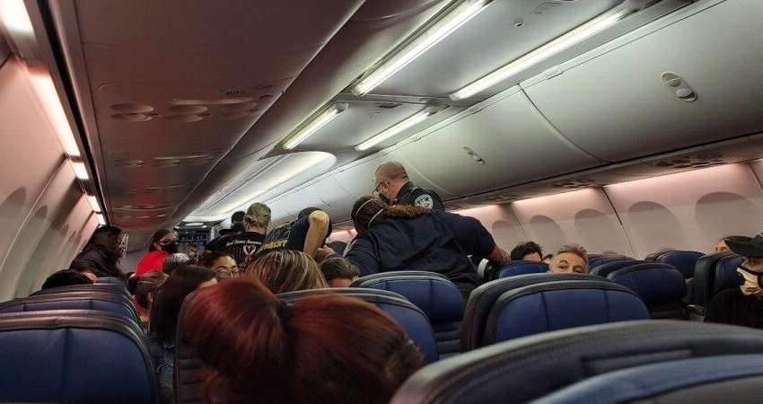 На борту рейса United от коронавируса умер пассажир, совравший о диагнозе На борту рейса United от коронавируса умер пассажир, совравший о диагнозе