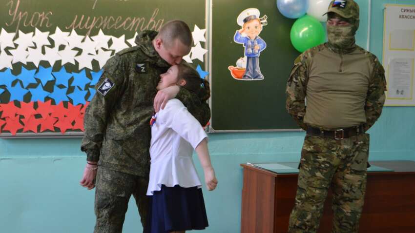 Путин хочет воевать с Украиной поколениями: что заставляют делать российских школьников