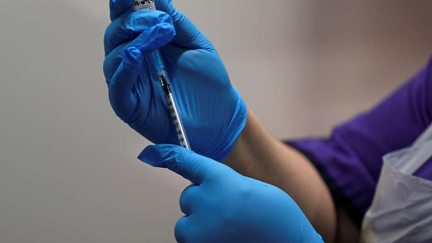 Зеленський підписав закон про реєстрацію вакцин проти COVID-19, але ЗМІ підозрюють, що фактично її не буде Зеленський підписав закон про реєстрацію вакцин проти COVID-19, але ЗМІ підозрюють, що фактично її не буде