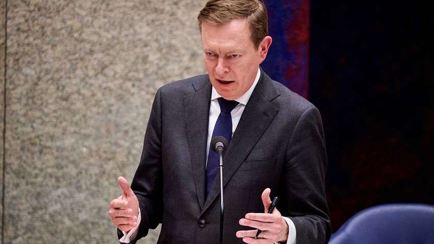 Пострадал из-за коронавируса: министр потерял сознание во время дебатов в парламенте Нидерландов