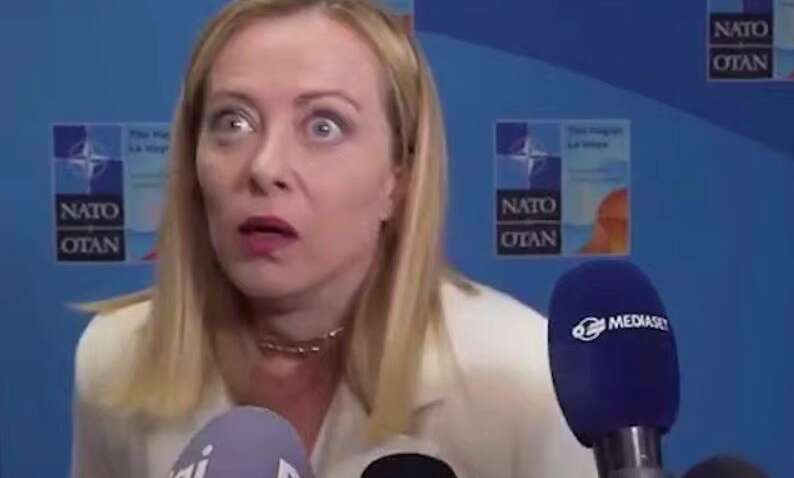 У Джорджі Мелоні помітили дивну поведінку під час саміту НАТО (ВІДЕО)