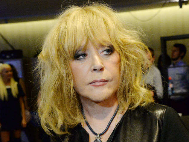 Не змогла підійти до труни: Алла Пугачова не прийшла на похорон подруги