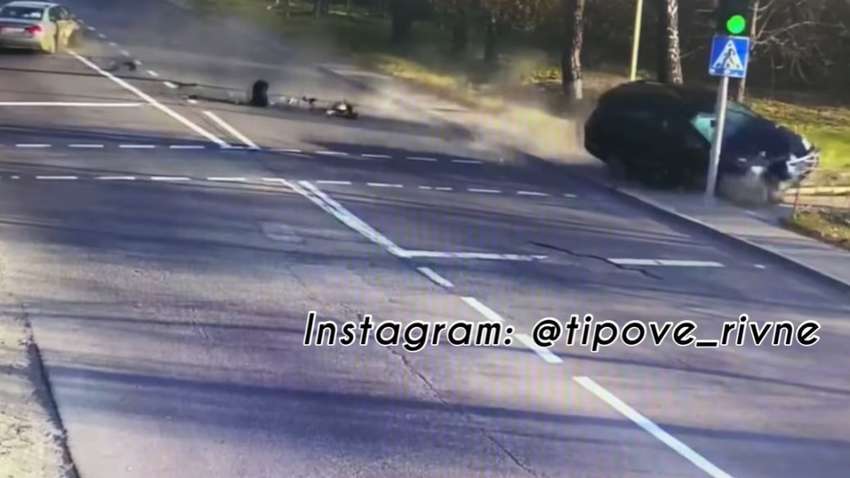 Автомобіль трощив машини на зустрічній смузі: в Рівному сталась потрійна ДТП Автомобіль трощив машини на зустрічній смузі: в Рівному сталась потрійна ДТП