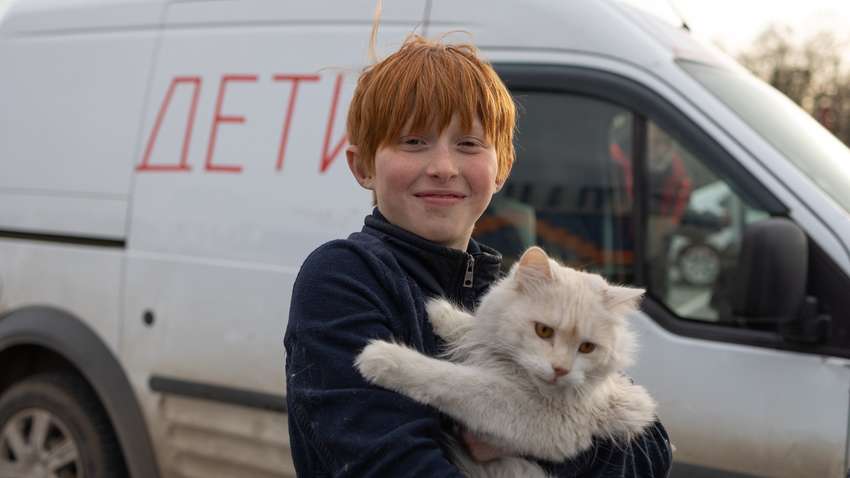 Добрые истории: школьник, спасший кота, закрыв его своим телом, уехал из Мариуполя (ФОТО)
