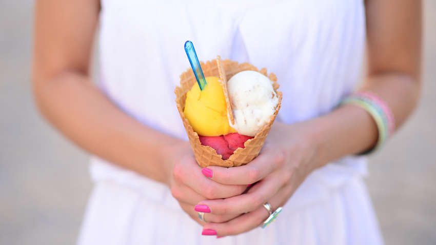 Врачи назвали риски от употребления мороженого
