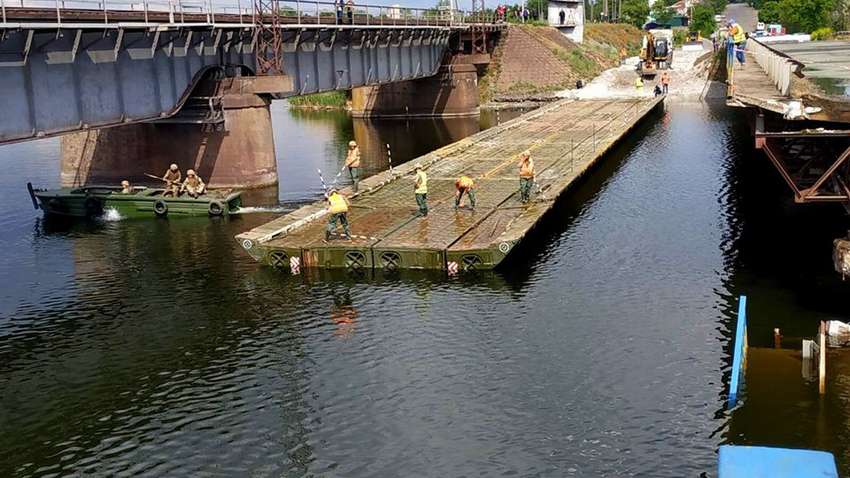 В Генштабе показали, как военные помогают восстанавливать переправу над Каховским водохранилищем