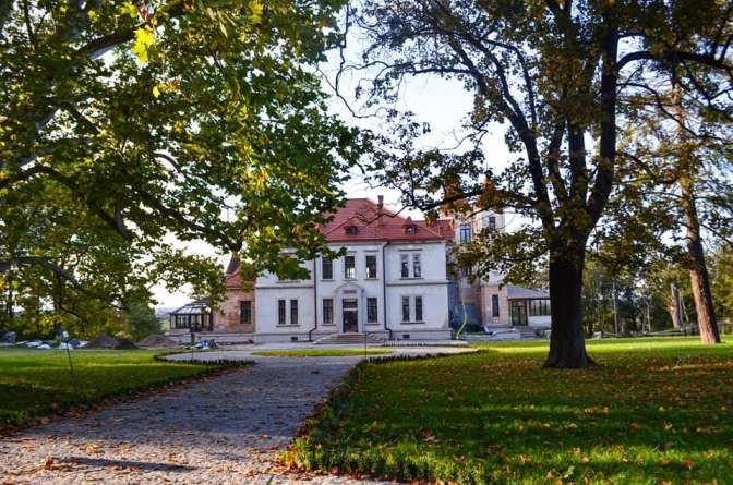 Три семьи выкупили дворец во Львовской области: зачем и как им это удалось (ФОТО)