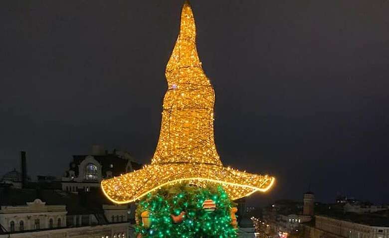 На Софийскую площадь в Киеве вернули «волшебную шляпу»