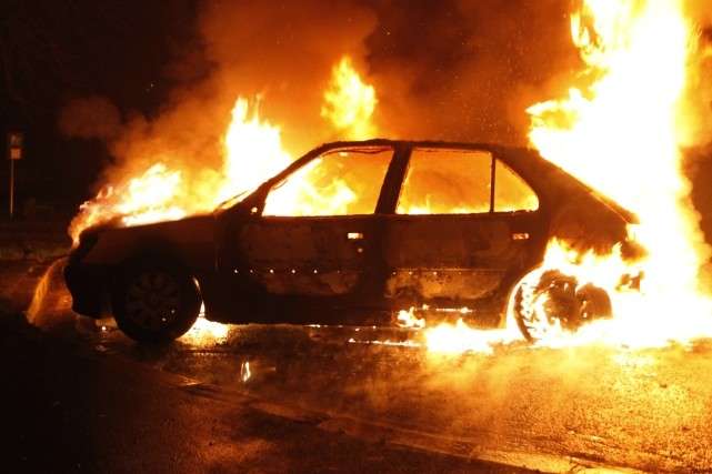 Протест против действий власти: владелец "евробляхи" сжег свой автомобиль и снял все на видео Протест против действий власти: владелец "евробляхи" сжег свой автомобиль и снял все на видео