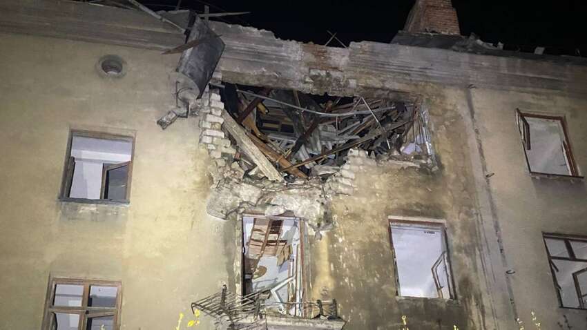 Росіяни вдарили «шахедами» по житловому будинку: серед поранених – діти