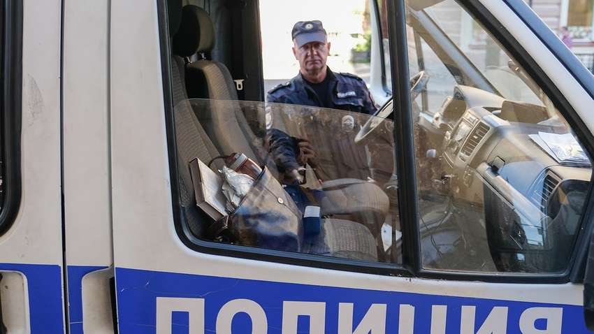 В России нашли труп женщины, привязанный за шею проводом к автомобилю