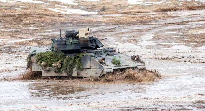 Прорыв в поисках американских солдат: машину армии США вытащили из болота Прорыв в поисках американских солдат: машину армии США вытащили из болота