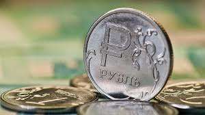 Стабильно падает: российский рубль идет на "дно"