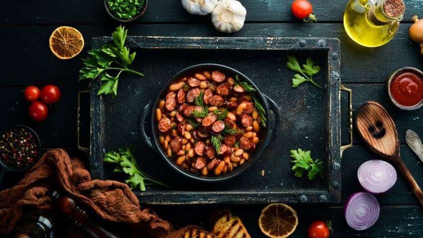 Швидкий та ситний обід: рецепт квасолі з ковбасками Швидкий та ситний обід: рецепт квасолі з ковбасками