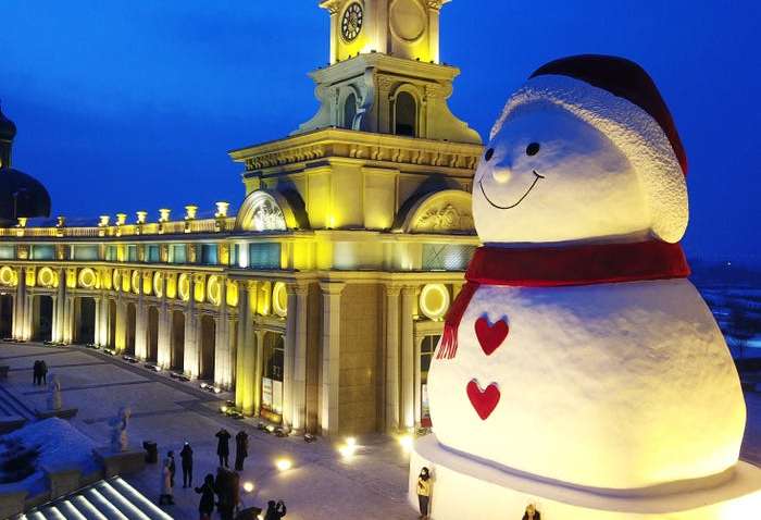 Китай створив гігантського 18-метрового сніговика, що зустрічатиме гостей Олімпійських ігор у Пекіні (ФОТО)