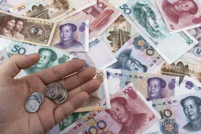 В Китае мужчина разбросал по дороге четырнадцать тысяч долларов