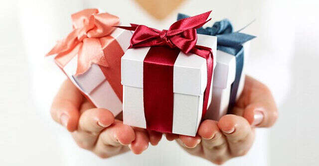 Українцям треба платити податки з подарунків у 2025 році: нові суми та винятки Українцям треба платити податки з подарунків у 2025 році: нові суми та винятки