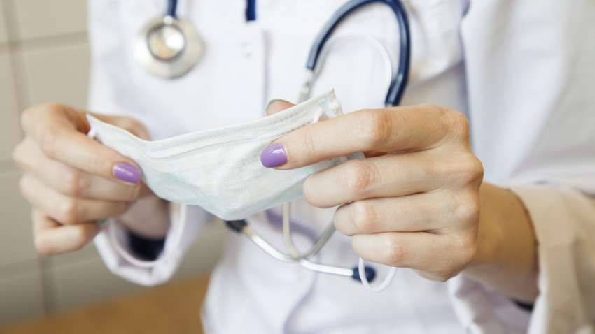 Великобританія попросила медпрацівників на пенсії допомогти в боротьбі з коронавірусом